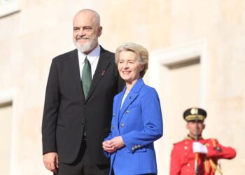 FOTO / Von der Leyen publikon paralelen ku hipte Meta, pak orë pas vizitës në Tiranë