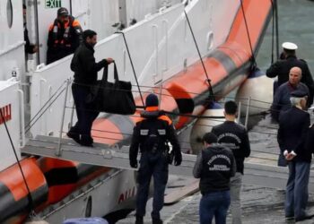 Pas vendimit të Gjykatës, 12 emigrantët mbërrijnë në Bari, mediat italiane: Janë të frikësuar dhe të tronditur