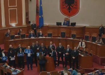 Kaos që në nisje të seancës plenare, deputetët e PD bllokojnë foltoren e Kuvendit, ndezin zhurmuese