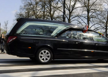 Trupi i të vdekurit bie në rrugë nga makina, reagon shtëpia e funeralit