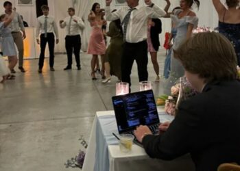 La të ftuarit në dasmë dhe nisi të punonte në laptop, dhëndri VIP “çmend” rrjetin, zbulohet identiteti i tij