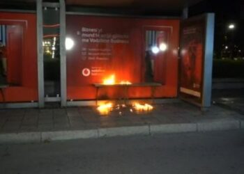 Mbështetësit e Berishës dhe Salianjit i vënë flakën stacionit të autobusit