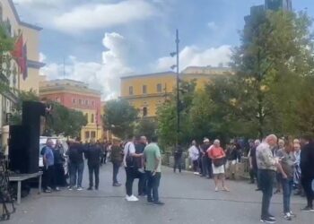 Deputetët e PD “harrojnë” mosbindjen civile/ Vetëm një grusht njerëzish protestojnë para Bashkisë