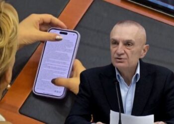 VIDEO/ “Do vrisja për të”, Ilir Meta mesazh nga “313-ta”, Monika Kryemadhi lexon postimin e ulur e vetme në sallën e Parlamentit