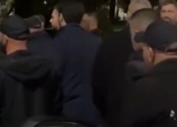 Shkëlzen Berisha në protestë, i “blinduar” me disa truproja