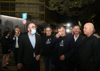 FOTO/Me fasoletë duke fshirë lotët, Flamur Noka ‘në luftë’ me gazin lotsjellës