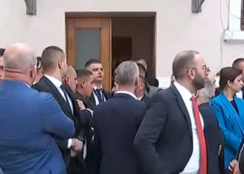 Gaz Bardhi ‘tremb’ gardistët: Ore qelbësira, mos na i prekni gratë me dorë (VIDEO)