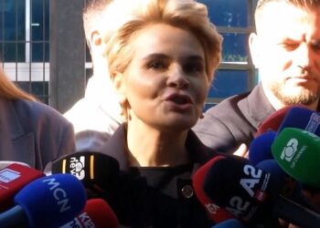 Kryemadhi, sherr me gazetarin për xhaketën firmato: S’e kam blerë me lekët e tua, por të prindërve të mi