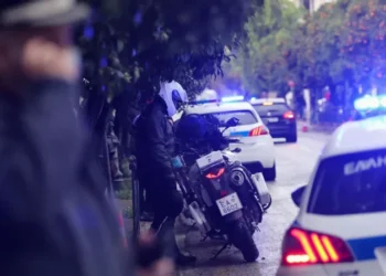 E rëndë në Greqi, gruaja shqiptare gjen burrin të vetëvarur në oborrin e shtëpisë