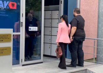 Skandali te Onkologjiku/ Prokuroria e Posaçme merr në pyetje të akuzuarit, mjeku Edmond Gashi paraqitet në SPAK