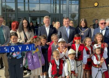 Hapet shkolla shqiptare në Londër, ministri Balla: Mbi 7 mijë nxënës mësojnë shqipen në shumë qytete të Britanisë së Madhe