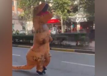 VIDEO/ Mes mijëra vrapuesve në Maratonën e Tiranës, edhe një garues “special”