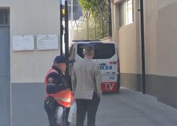 Meta në bllokun e sigurisë, PL e ‘ngushëllon’, i dërgojnë një qese me çokollata