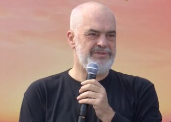 “Taksat janë të fëmijëve, sigurimet shoqërore janë të pensionistëve”, Rama takim me të moshuarit: Ai që flet si gjysma-gjel në majë të penxheres…