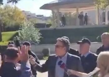 VIDEO / “Ik, o hajdut”, Paloka u shkon për mbështetje, minatorët përzënë deputetin demokrat