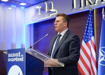 Fatmir Mediu, thirrje shqiptarëve: Dilni rrëzoni Ramën, se po na fusin në burg