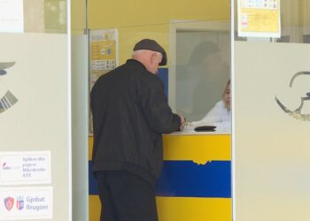 E pëson arkëtari i postës, i “vodhi” pensionin një të moshuare