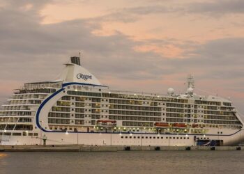 Kroçera “Seven Seas Voyager” ankoron në Durrës, zbarkojnë 636 turistë