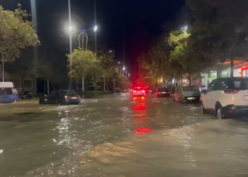 Vijon efekti i përmbytjeve/ Reshjet e shiut shkaktojnë rrëshqitje dherash, bllokohet kalimi i mjeteve në Bypass-in e Vlorës