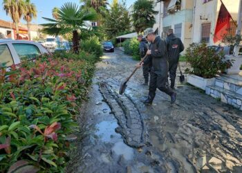 FOTO / Përmbytjet në Vlorë, ministri i Mbrojtjes: Po punohet për largimin e ujit nga banesat