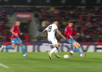 Mbyllet pjesa e parë, Shqipëria e pafuqishme përballë Çekisë, vendasit udhëheqin 1-0