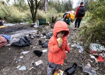 “S’mund të kem frikë nga vdekja”/ Fiton 50.000 euro në ditë! Kush është “Kuqoja”, që organizon kalimin e klandestinëve nga Franca në Angli