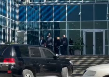 Pak minuta pas protestës së Berishës, e ngarkuara me punë e SHBA mbërrin në SPAK