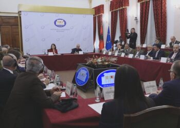 “Harrohet” ligji për Shkencën, Spiropali takon rektorët dhe ndalet te kaosi në Parlament