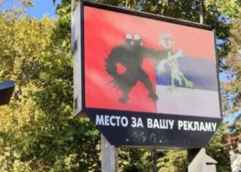 Hakohet billbordi në mes të Serbisë, shqiponja dykrenare “mbyt” atë serbe