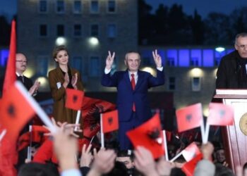 Iu vunë prangat pak orë më parë, Meta në delir: Më rrëmbyen anti-shqiptarët sepse jam patriot