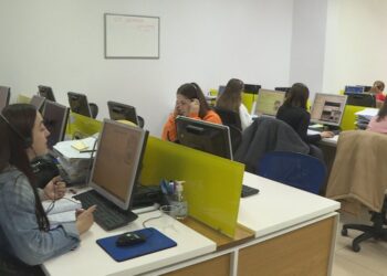 “Vdekja e call center”, mungesa e italishtfolësve bashkë me SPAK po tkurrin sektorin