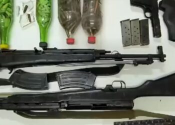 VIDEO/ Babai i armatosur deri në “dhëmbë” kërcënon familjen e tij në Kukës