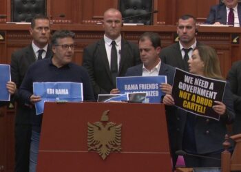 Vetëm 22 minuta diskutim! Mes zhurmuesve dhe bllokimit të foltores, mbyllet seanca plenare
