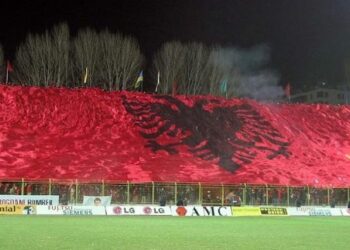 Festat e Nëntorit/ Rrobaqepësi nga Fieri bën gati flamurin 800 m2, më i madhi i qepur ndonjëherë