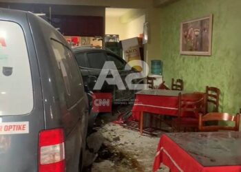 Dy makina përfundojnë brenda në lokal, aksident i çuditshëm në Lushnje