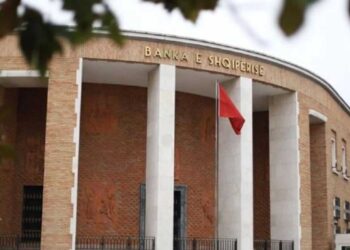 Rritja e fortë e kredive, 182 mld lekë për 6 muaj, bankat këshillohen të ulin ritmin
