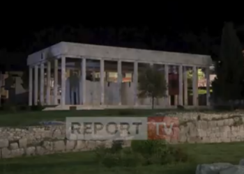 “Skifterët” nuk kursejnë as Heroin Kombëtar, vjedhin kabujt elektrikë në memorialin e Skënderbeut