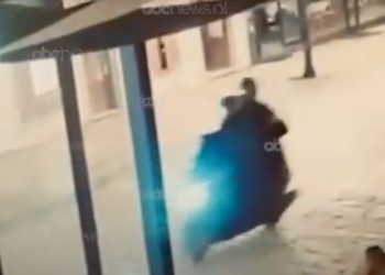 Nxori automatikun dhe…/ Atentati sot në Shkodër i paralajmëruar? Momenti kur një prej viktimave i drejtohet arma në mes të lokalit (VIDEO)