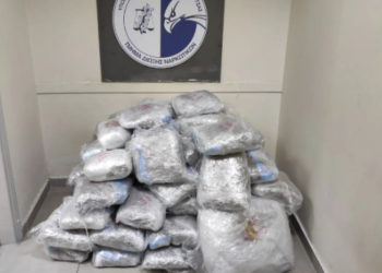 Kapen mbi 80 kg marijuanë në një taksi në Greqi, përfundojnë në pranga 2 persona! Shqiptari i shpallur në kërkim që prej 2018-ës