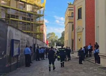 Më pak se 90 minuta nga nisja e protestës së opozitës, policia “rrethon” Ministrinë e Brendshme dhe Bashkinë e Tiranës