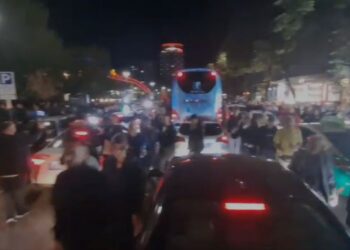 Me molotovë e flakadanë, protestuesit bllokojnë rrugët, mbërrijnë te selia e PS-së
