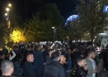 Protestuesit molotovë edhe para Bashkisë! Policia përgjigjet me gaz lotsjellës e ujë për të shpërndarë turmën