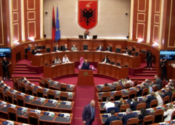 VIDEO! Dështon ‘plani’ i PD, Kuvendi nis punimet, mbahen ‘peng’ vetëm Alibeaj me grupin
