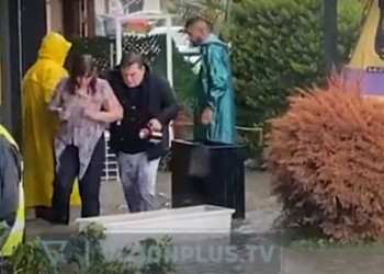 Rrugët kthehen në “lumenj”/ Shpëtohen çifti i farmacistëve në Vlorë, ishin bllokuar nga uji (VIDEO)