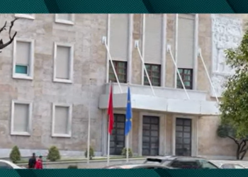 VIDEOLAJM / Dyert e Kryeministrisë sigurohen me mbrojtje metalike! Cili është plani i opozitës?