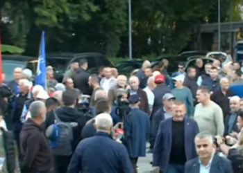 Gati nisja e protestës së opozitës/ Demokratët mblidhen në selinë e PD-së, pritet marshimi drejt Kryeministrisë
