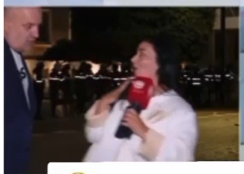 VIDEO / Militanti i Berishës tremb gazetaren gjatë raportimit LIVE, pamjet bëjnë xhiron e rrjetit