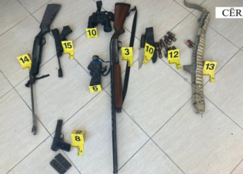 Qëlloi me pistoletë në ajër, 36-vjeçarit në Cërrik i gjendet arsenal armësh