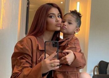 “Shtova 27 kg”/ Kylie Jenner flet hapur për problemet me imazhin e trupit pas dy lindjeve