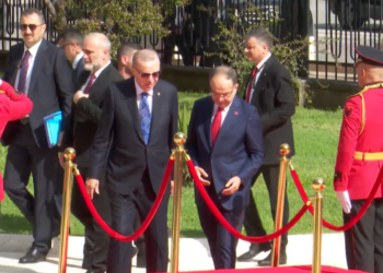 VIDEO / Erdogan mbërrin në Tiranë, mbahet në Presidencë ceremonia e mikpritjes
